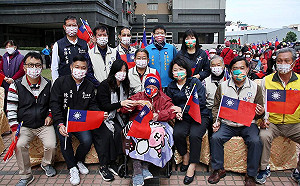 參加2022元旦升旗 黃敏惠、黃永欽相見歡