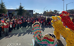 舊金山僑界元旦升旗 擊鼓舞獅旗隊迎朝陽