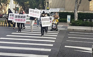 護健康速修法！媽媽帶幼兒上街呼籲禁售紙菸