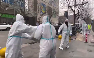 有推車不用？中國西安社區「人力接龍」發物資 網友痛批作秀