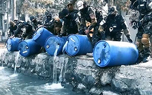 (影)魚都醉了？塔利班政府鐵腕禁酒 3000公升酒精飲料倒喀布爾運河