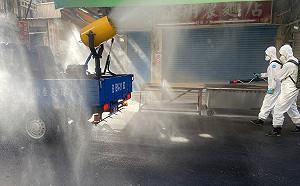 休市3天！確診者曾至忠貞市場擺攤 桃市環保局和33化兵群聯手擴大清消