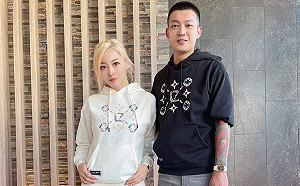 甜蜜泡湯！鳳梨疑向女友求婚 浴球秒變「超閃戒指」套牢