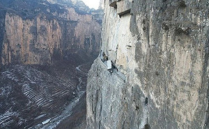 中國司機「相信導航」竟開到懸崖邊 貨車掛峭壁三天絕望喊：完蛋了