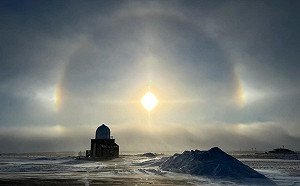 太陽狗在空中！ 彭啟明分享「幻日」照片：冰晶折射形成的彩色光點