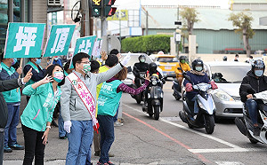 中二補選》搶救消失的捷運站 林佳龍回坪頂站為林靜儀拜票