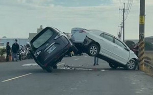 最華麗車禍！嘉義民雄2車相撞 倒V字懸空大秀完美平衡