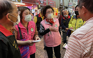 疫情升溫 邱素貞、陳雅惠市場發口罩 提醒民眾戴好戴滿