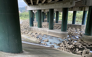 破獲三峽牛奶河污染源 新北環保局嚴懲惹禍染整廠