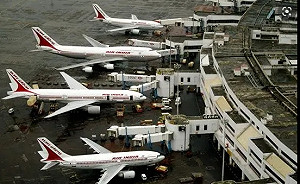 確診還想跑？義印包機百餘乘客測出陽性 13人逃亡中