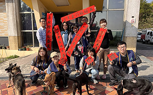 高雄壽山動保園現場揮毫送春聯  為浪浪找幸福家庭