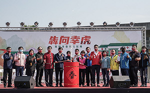 高雄市眷村文化節開幕登場 一起揮毫寫春聯「犇向幸虎」