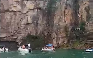 (影)巴西斷崖岩石滑落砸中下方遊艇 7死3失蹤