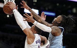 (影)Morant怪物級封蓋　雙手抓球賞火鍋