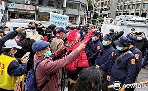 深藍、極獨國民黨外大戰 藍要朱立倫下台、綠送匾額喊留下