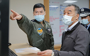 邱國正搭直升機抵達搜救地點上空 掌握搜救進度