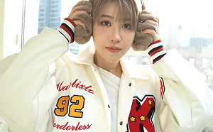 美麗妄娜赴美首支影片公開！鏡頭前大方更衣好身材被看光