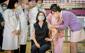  上午結束行程後 午間略感身體不適 蔡英文快篩陽