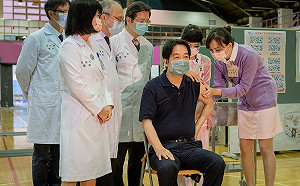 三次都把手臂留給高端 正副總統今日打完追加劑