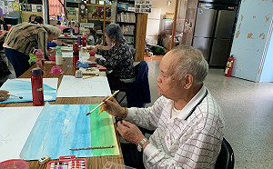 新北樹林文健站阿公阿嬤用筆畫 抖出111年的花樣桌曆