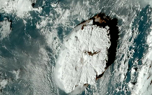 東加鄰近海底火山連兩日爆發！ 紐西蘭、斐濟發布海嘯警報