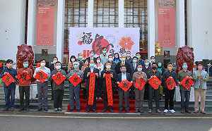 就職前一天做啥？林靜儀與立法院正副院長一同開筆揮毫