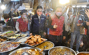 視察土城公有市場防疫措施 侯友宜籲分流採買、一次買足