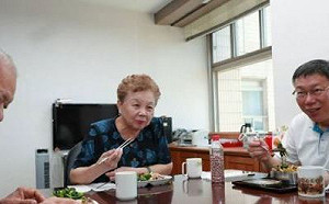 柯媽稱怕被誤會干政、從沒去北市府 他傳鐵證打臉酸：檢討我幹嘛？