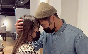 野生阮經天幫量體溫 額頭貼近林佩瑤羞喊：我老公在看！