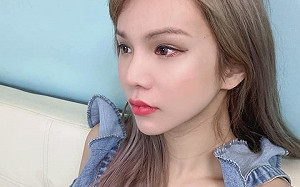 跪拜700階！小A辣自認「變性」愧對祖先 磕頭拜神求諒解