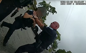 美警執法違規拿胡椒噴霧對嫌犯 女同事阻攔反被掐喉嚨推撞