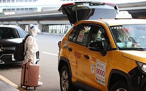 防疫巴士不停台中！旅客被迫花2.5倍車資搭計程車 桃機回應了