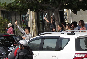 朱台南掃街交管落漆 民眾挺小英比2嗆聲