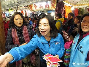 高婉倩拜票擠爆市場 商家搖頭拒收暖暖包