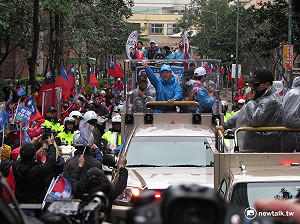 桃園掃街巧遇白狼 朱立倫眷村人氣超高