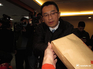 快訊/ 郝龍斌退選 黃敏惠派徐中雄突襲領表