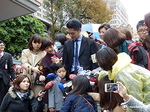 新國會報到  藍綠立委帶家人走紅毯共享榮耀