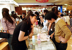 真愛花！  台灣人去年刷卡2.2兆元