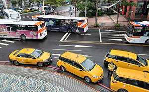 紅線違停記點遭批矯枉過正！王國材澄清：僅罰鍰未有記點