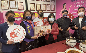 歲末溫暖 新北市議員劉美芳偕友捐88套年菜組