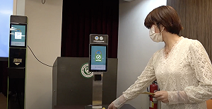 (影)數位新冠病毒健康證明上路 指揮中心示範查驗機台