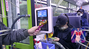 柯文哲掏出18公分「美少女戰士權杖」搭公車 網笑：怎沒換上水手服