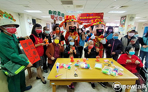 驚見財神爺送年菜 台中郵局帶頭散播歡樂散播愛