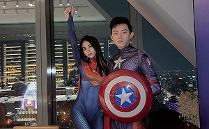 DC和漫威蹦出真愛！蕾菈「貼身超人裝」出席尾牙 緊勾男友狂放閃