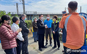 王定宇邀相關單位會勘  解決二層行溪舊鐵道橋哨兵房保存修復