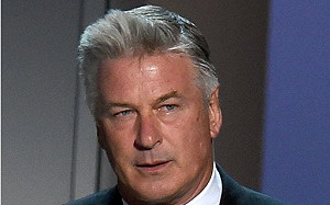 鮑德溫捐款陣亡士兵家屬驚覺她是暴動川粉  當事人被曝光遭死亡威脅 求償6.9億