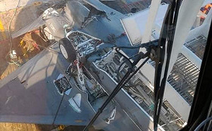 去年英航母「伊莉莎白女王號」艦載F-35B墜海 機體殘骸照片曝光