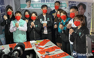 民眾黨8北市議員參選人同框揮毫較勁 陳思宇、黃瀞瑩喊話要全上