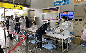 亞旭群聚疫情升溫 接種站爆棚 移工排隊接種疫苗