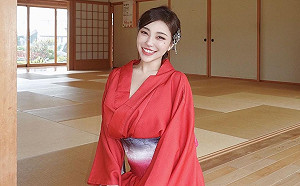 剛睡醒就嗨翻！世新校花「無罩」躺床　網：不想起床了